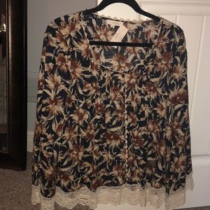 Lace printed wide arm blouse size medium